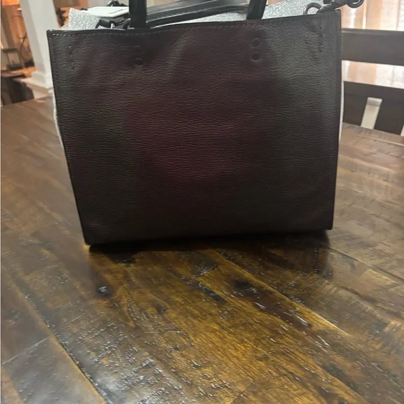 Coach Rouge - Picture 5 of 10